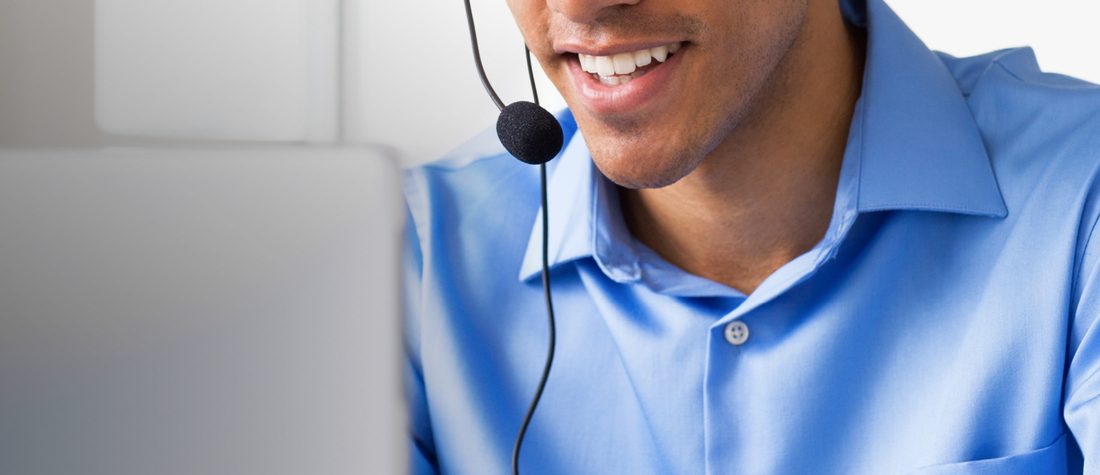 Valcke Bowling support agent with headset helping a customer